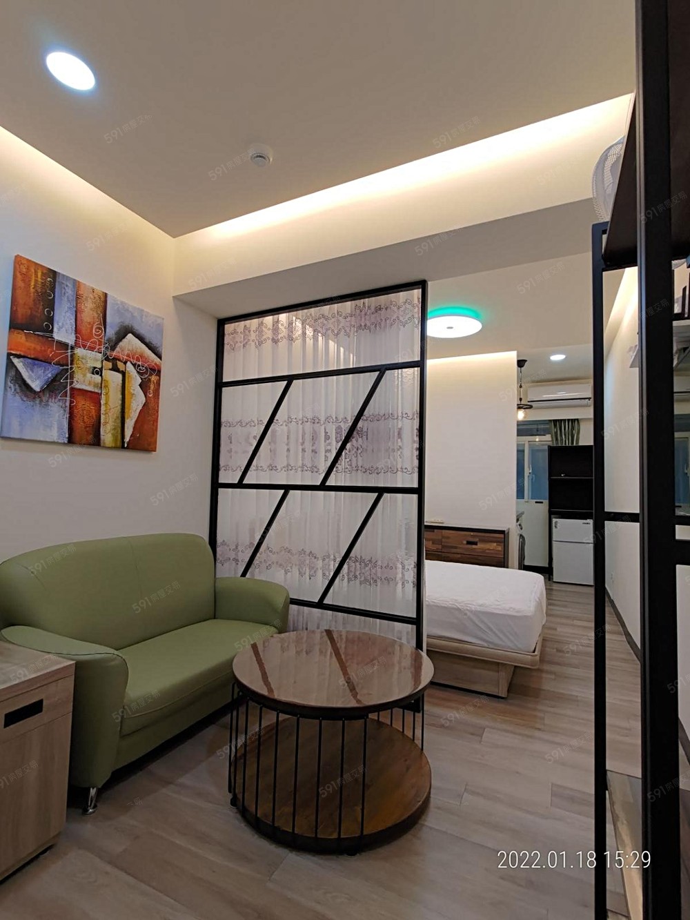 進門客廳、臥室隔離、屏風擋住床頭