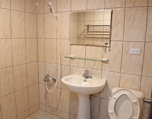 大里中興路肯德基2房車位美華廈 - Image 4