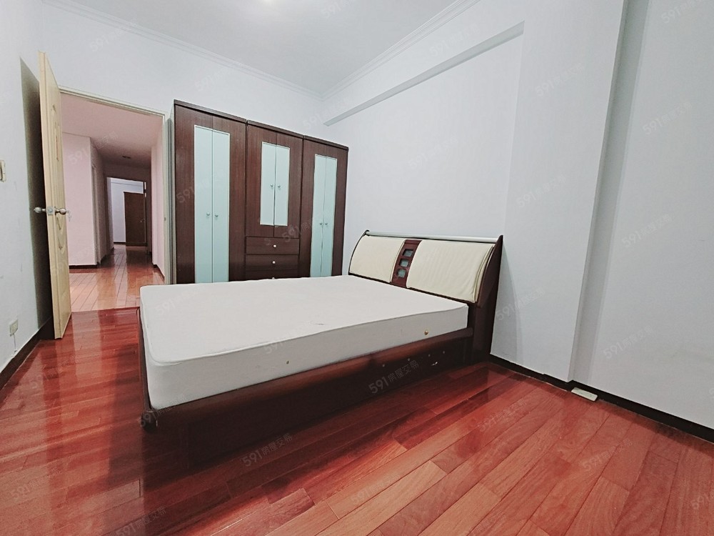 雙人床有大衣櫃的臥室