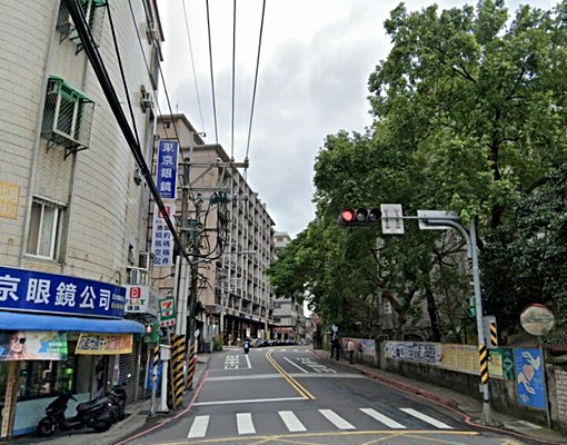 【廣告牆出租】淡水新民街三角窗外牆|高曝光人潮地段|五校匯聚 - Image 9