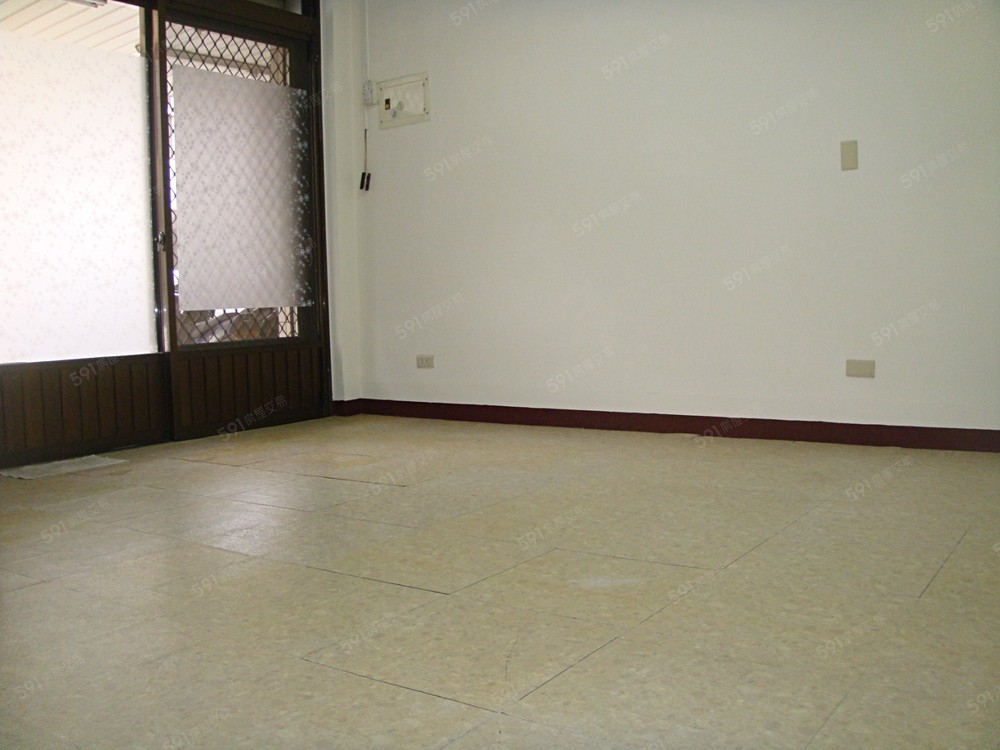 客廳有裝大落地門及紗門採光通風佳