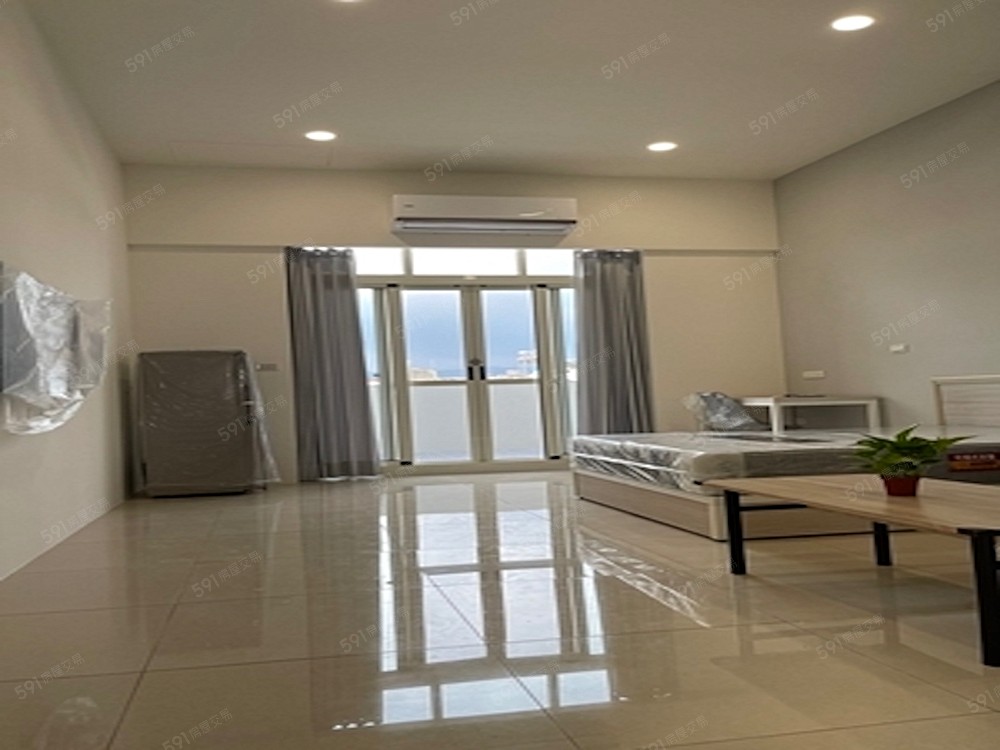 大套房,格局方正,有陽台