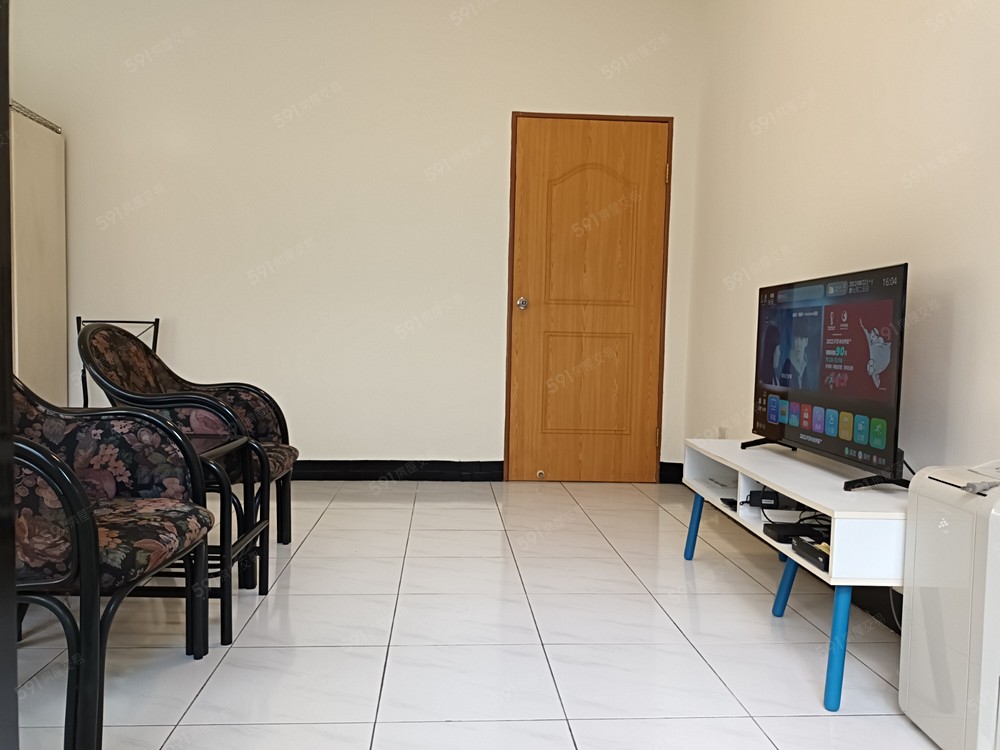 舒適的座椅明亮的空間看42吋電視