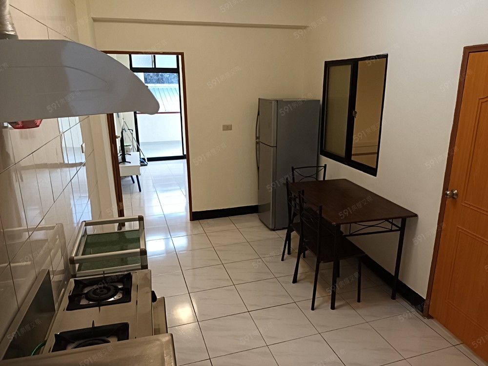 簡潔的廚房、餐廳及中型冰箱