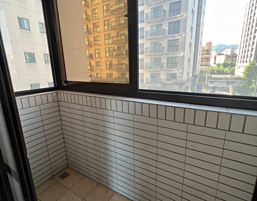 屋主自租免仲介費✨中園國小正對面✨精裝兩房✨含車露臺戶✨ - Image 10