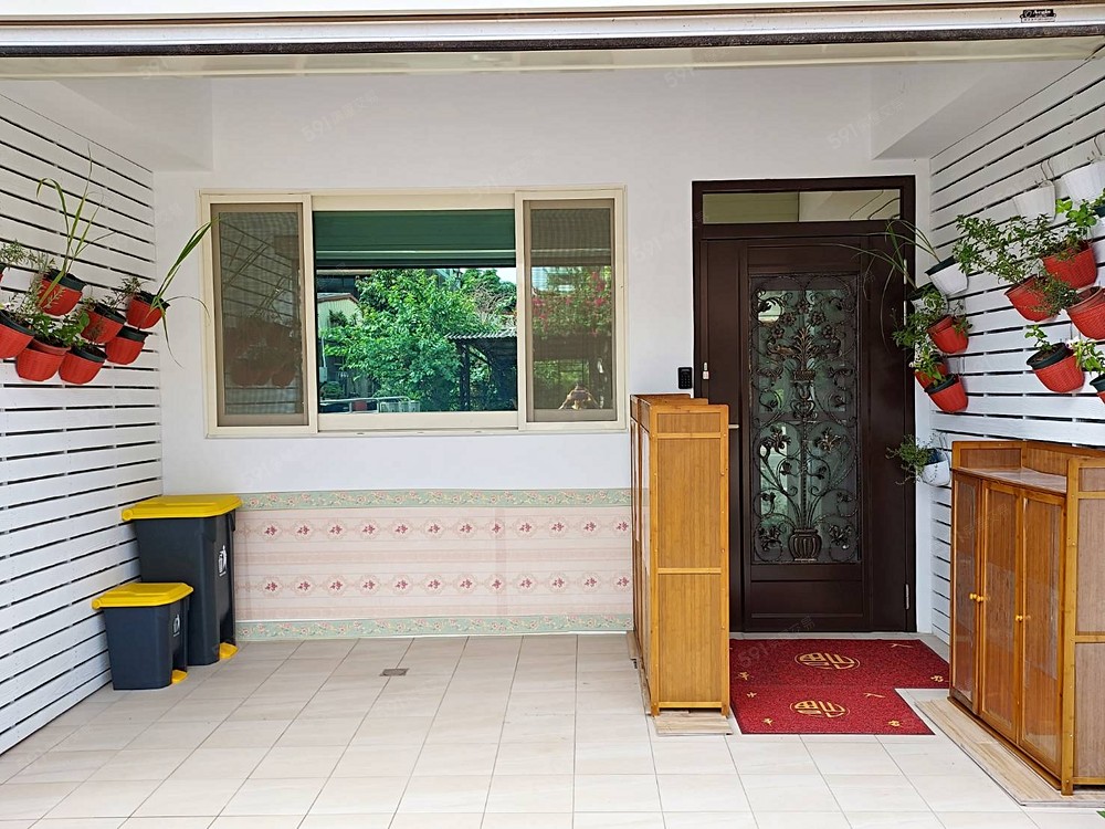 騎樓外可停機車,附近方便免費停汽車,生活機能高