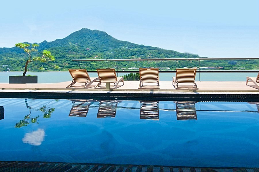 戶外泳池坐擁山海天湛藍一色。