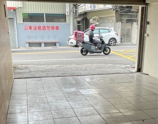 角間吃市店面近朝陽美聯社公車站人潮興旺 - Image 4