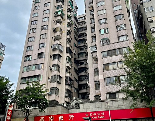 三多商圈~質感明亮大套房(傢電俱齊全)~可租補 - Image 13