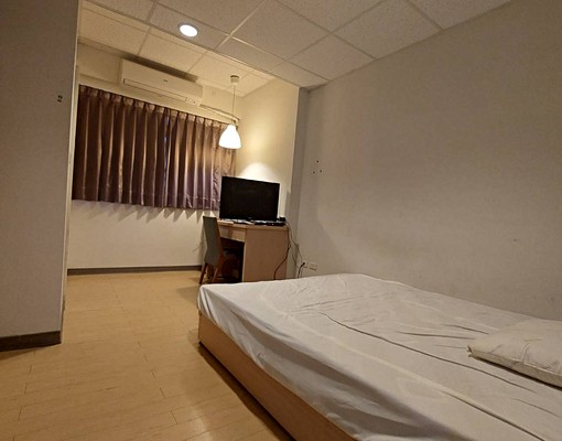 近巨蛋透天2到4樓分租套房|室內機車棚 - Image 1