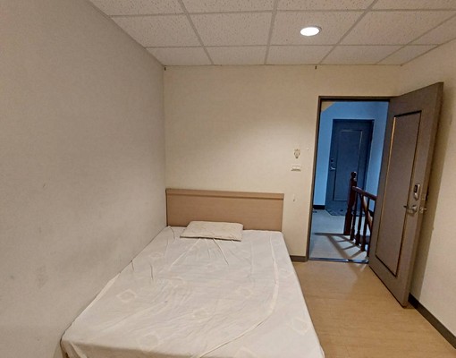 近巨蛋透天2到4樓分租套房|室內機車棚 - Image 2