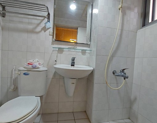 近巨蛋透天2到4樓分租套房|室內機車棚 - Image 6