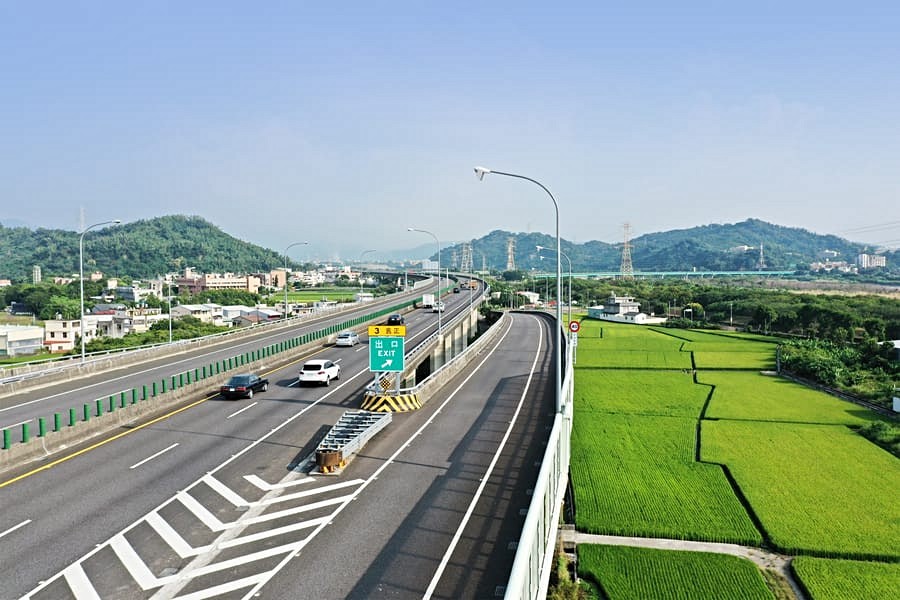 國道6號驅車6分鐘可上。