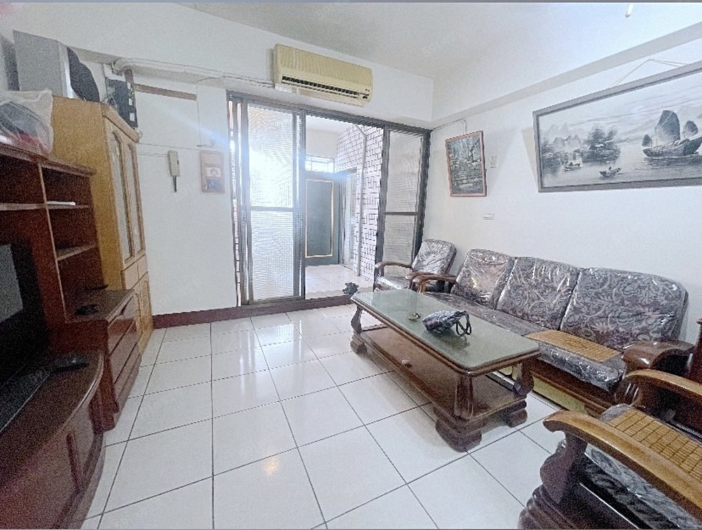 寬敞客廳.前有陽台