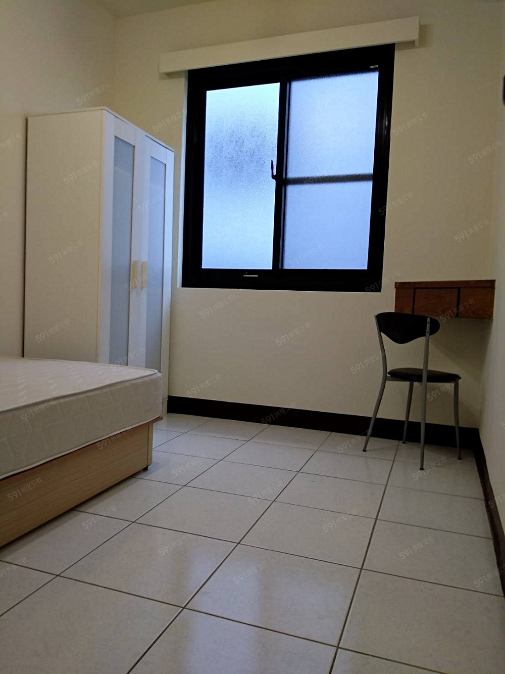 後房間.分離式冷氣.床.衣櫥