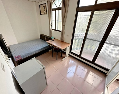 勤益中臺❤便宜電3元❤大陽台套房❤室內機車位 - Image 1