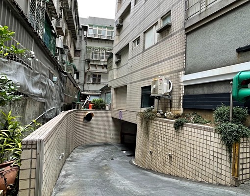 車位出租(近捷運唭哩岸站、立農國小) - Image 1