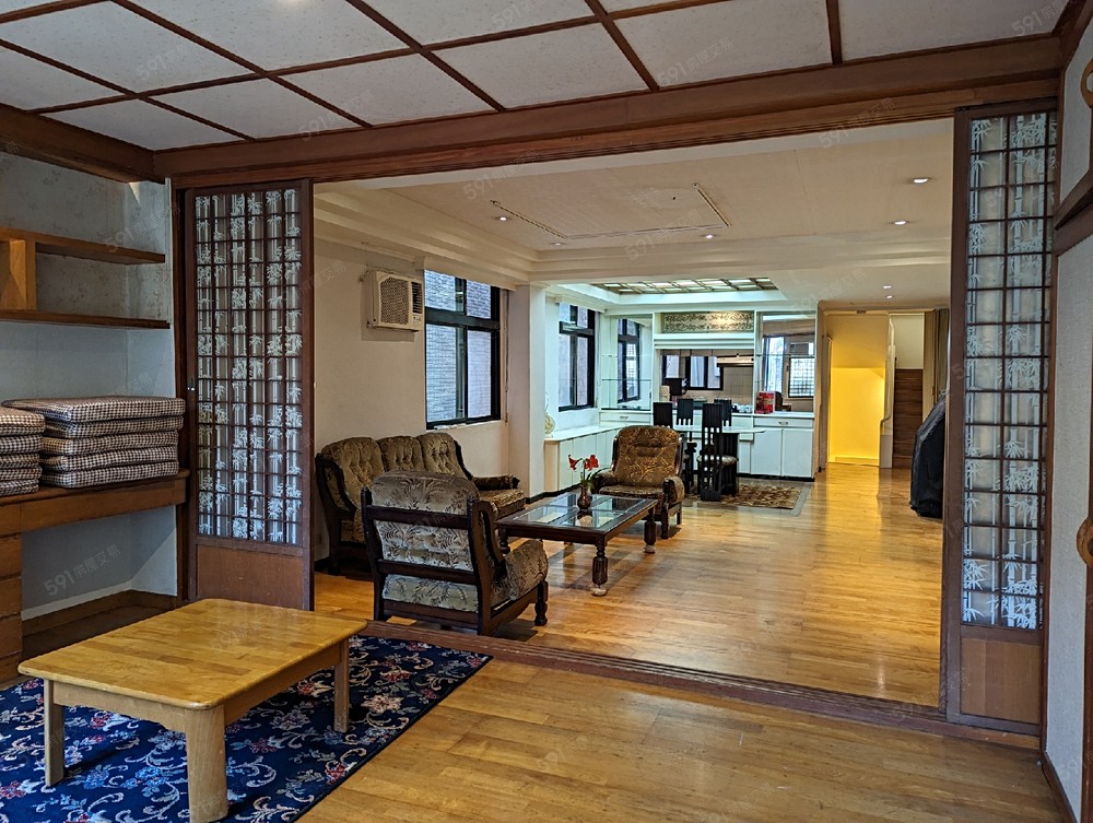 和室望向大廳餐廳,廚房及衛浴樓梯