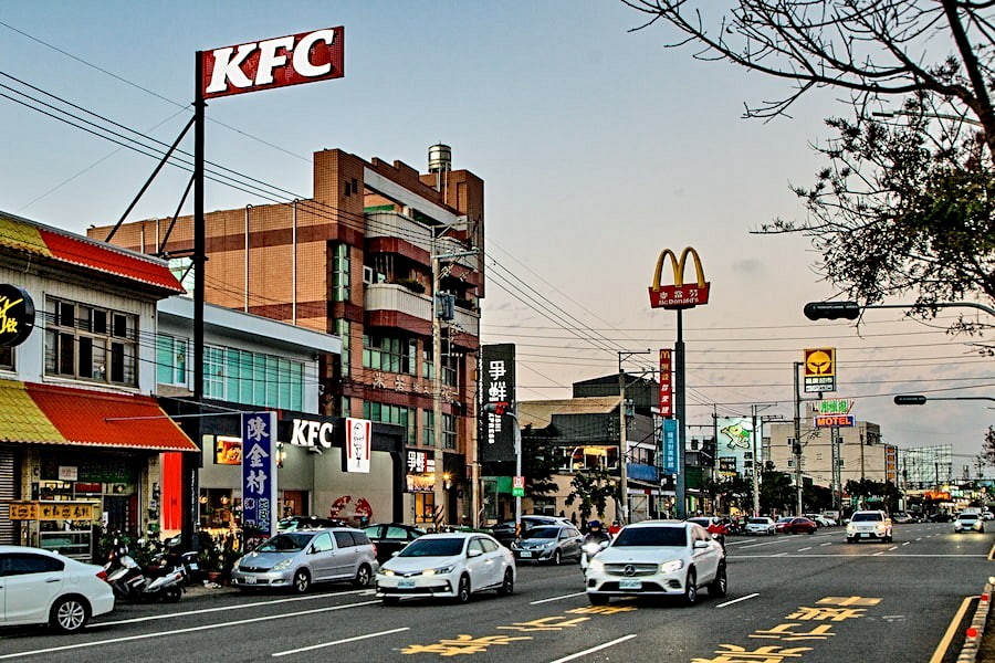 該案開車至商圈不遠。