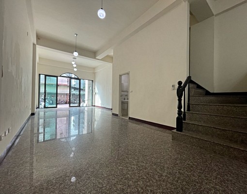 整棟透天現況出租門口停車家樂福 - Image 1