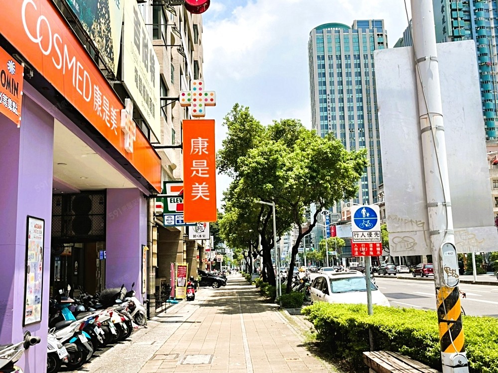 一階には薬局やコンビニがあり