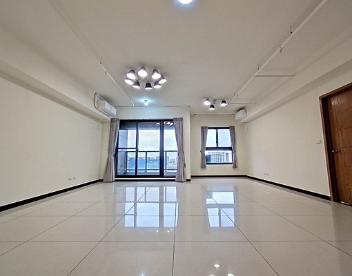 近A18高鐵機捷/採光佳大2+1房/附平面汽車位/樓下全家 - Image 2