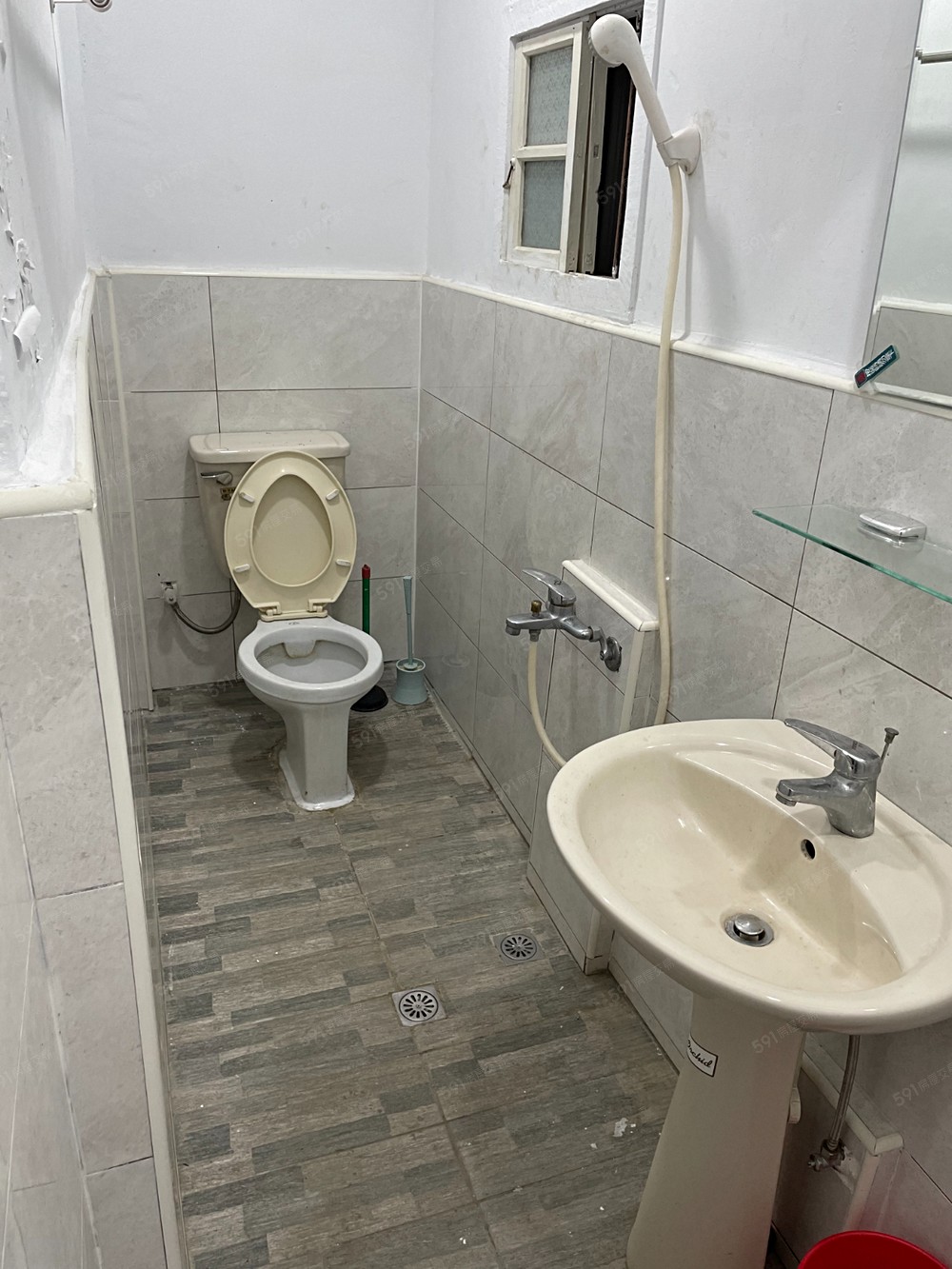 廁所位於房間外側..臭臭不會蔓延