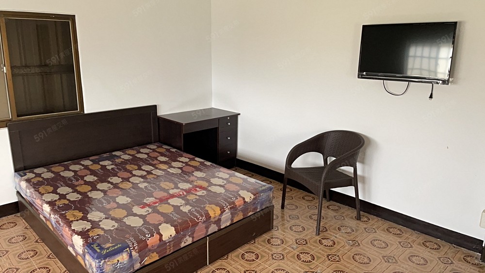 全新的主臥室..有網路電視喔..