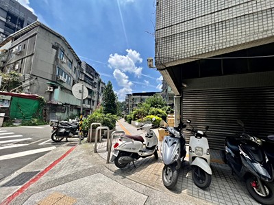 皇普車位近秀朗站