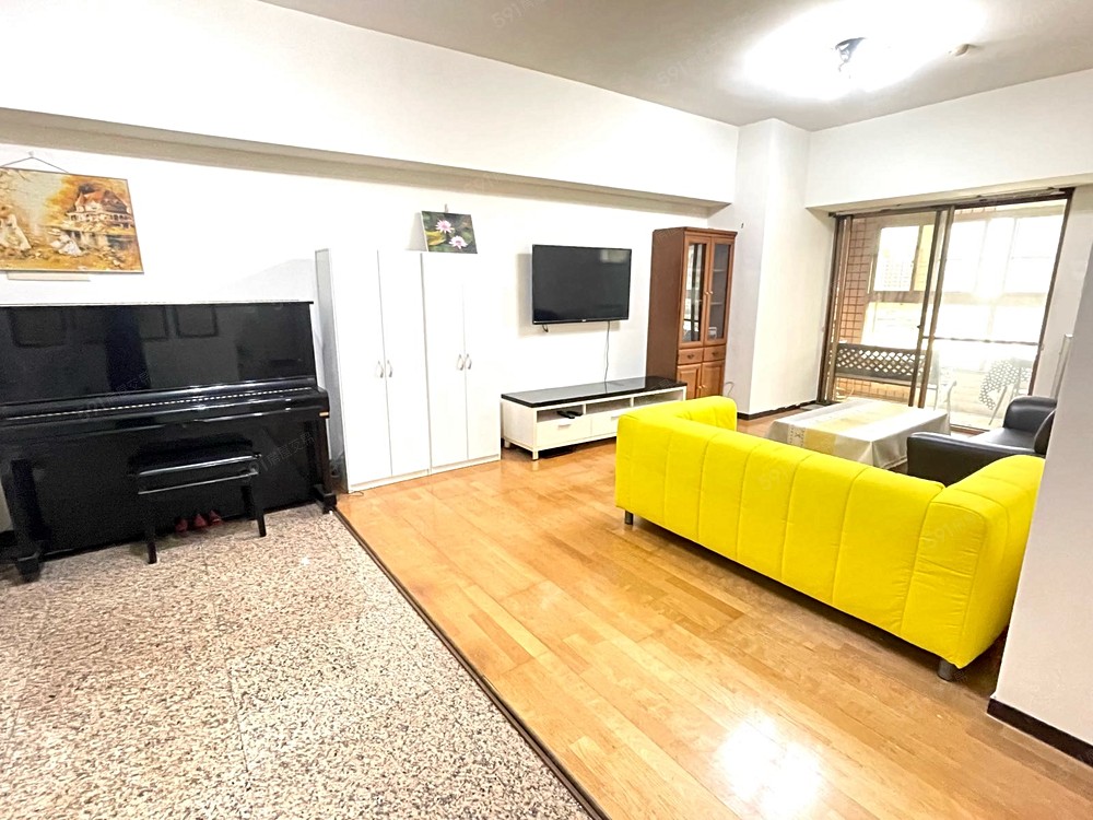 有鋼琴的大客廳