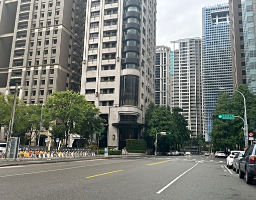 國家歌劇院旁高級大樓地下室停車場平面停車位24小時警衛 - Image 1