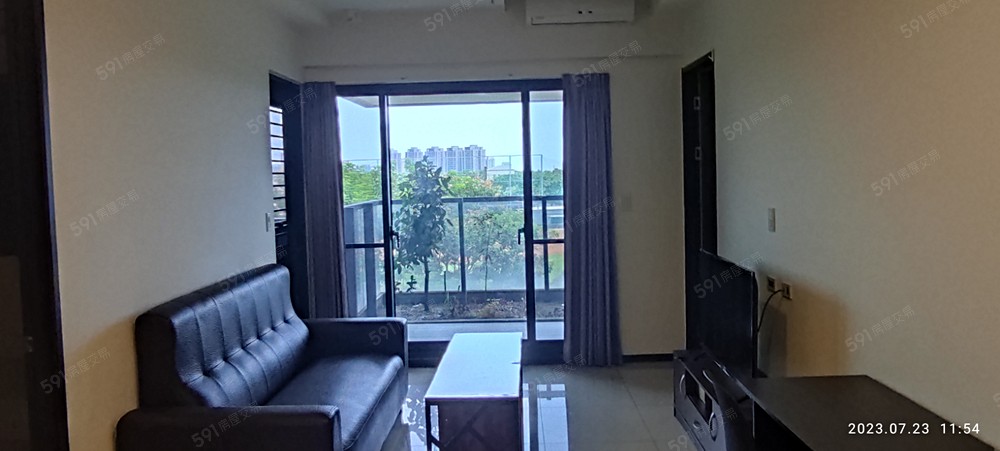 窗外即有大露台、無遮蔽的綠色視野