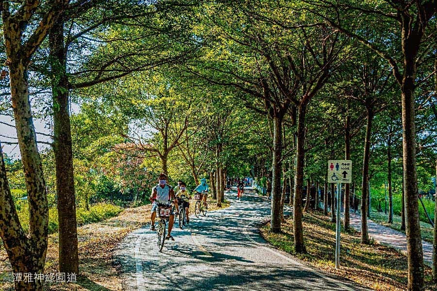 親子同樂,在綠園道沐浴芬多精