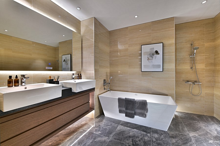 主臥衛浴配雙面盆及獨立浴缸