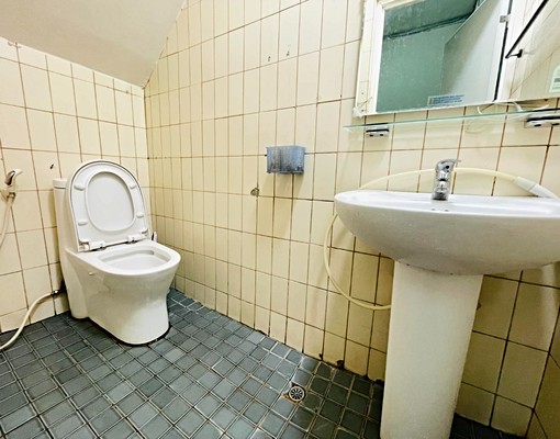 沙鹿家樂福透天四房一樓有孝親房整棟出租 - Image 6