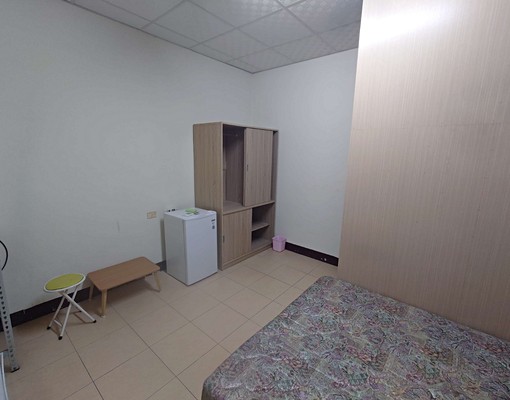 就乾乾淨淨的套房附近有很多好吃的:D - Image 4