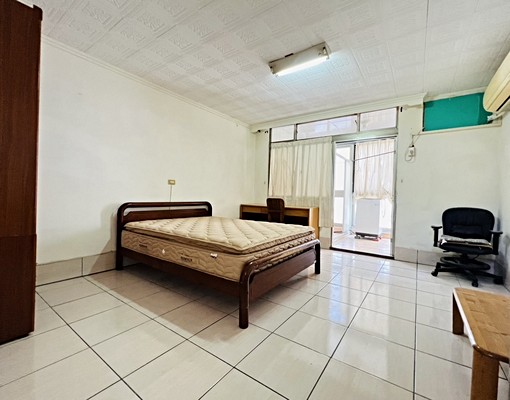 近中央路底黃昏市場 - Image 1