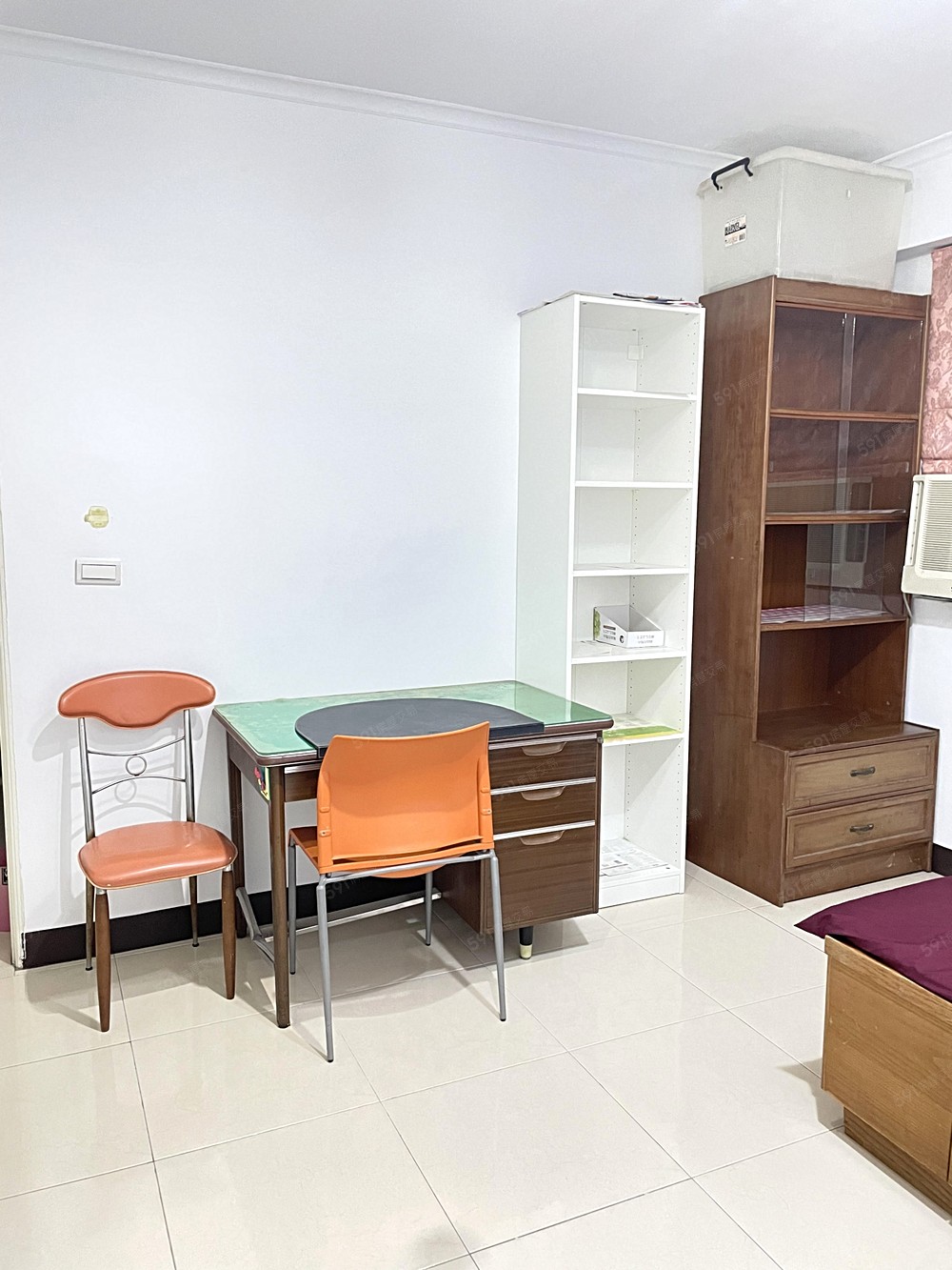 寬敞書桌、還有兩個書架