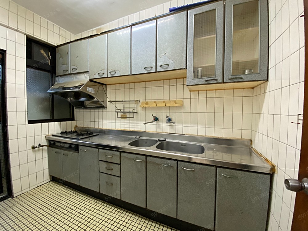 乾淨通風的廚房