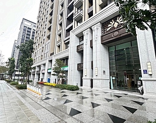 全新2房全新裝潢和傢俱，百貨公園學校機能，含車位，含管理費 - Image 1