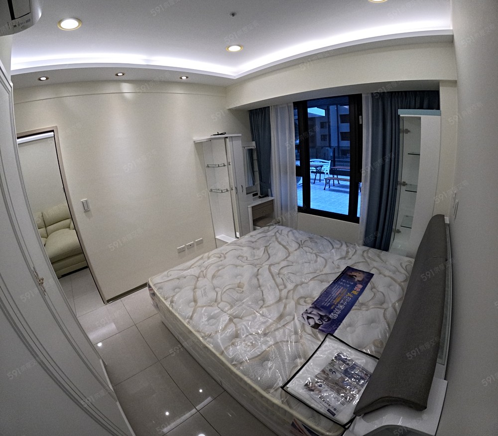 主臥套房有櫥櫃落地窗紗和玻璃置物櫃