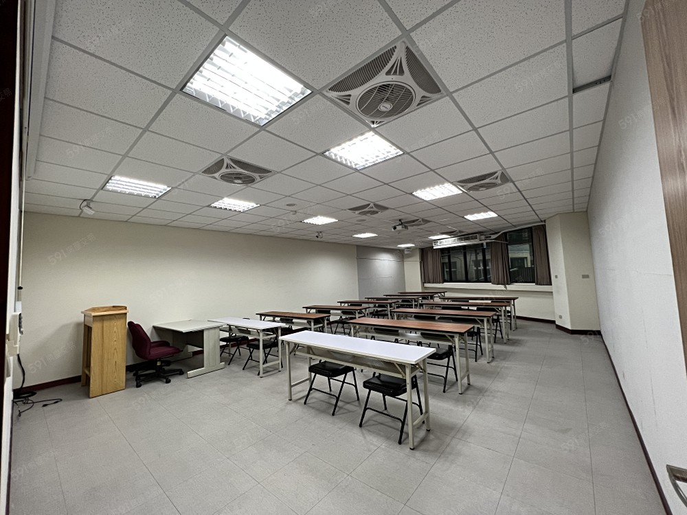 60人教室（無桌子）