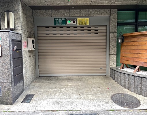 士林捷運站出口旁稀有車位 - Image 1
