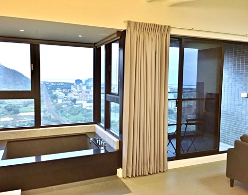 可短租+租補★超美景觀★套房有溫泉池★隨停室內平面双車位 - Image 6