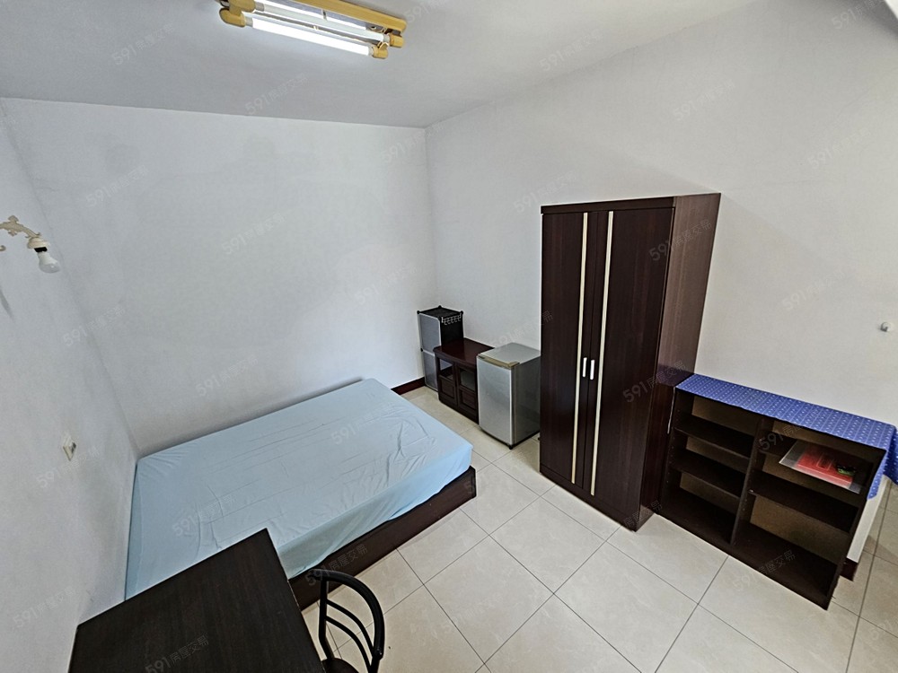 室內大空間,擺設一應俱全;閒暇之餘還有多餘空間練練室內瑜珈。