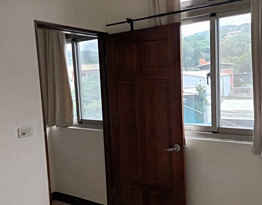門口即有公車站牌便利商店接近渡船頭鬧區 - Image 4