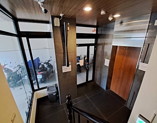 近火車站新光三越含電梯網路,室外曬衣露臺,乾淨明亮小清新套房 - Image 1