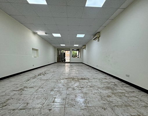 大興西路旁透天門口停車~室內間大可倉庫用 - Image 1