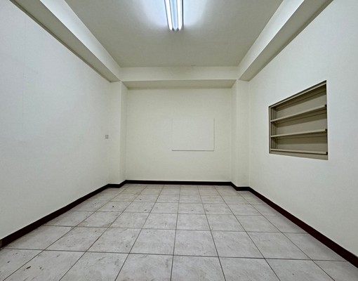 大興西路旁透天門口停車~室內間大可倉庫用 - Image 5