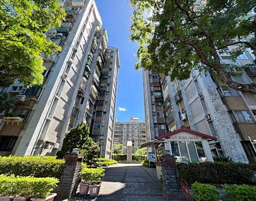 公教住宅三房兩衛坡平車位格局方正通風採光旁邊是運動中心游泳池 - Image 10
